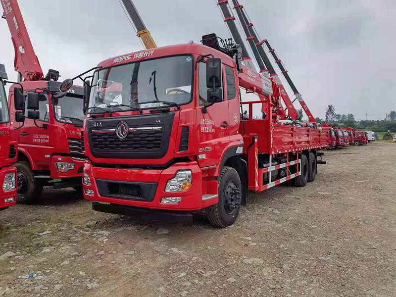 東風(fēng)天龍后八輪隨車吊（10-12噸）